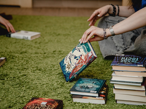 Встречи подросткового книжного клуба «Кто вообще это читает?»