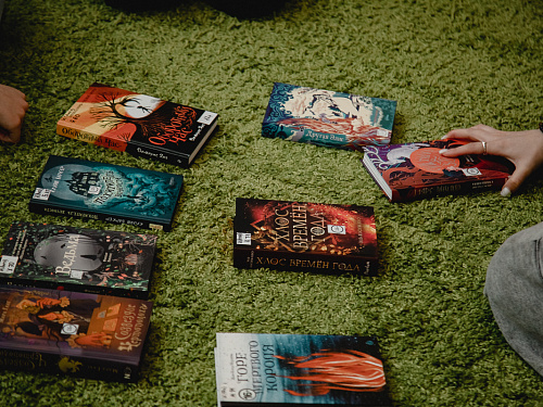 Встречи подросткового книжного клуба «Кто вообще это читает?»