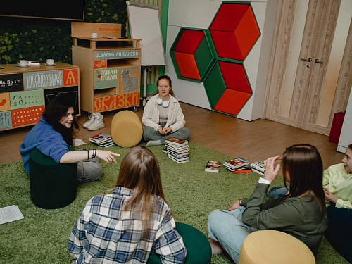 Встречи подросткового книжного клуба «Кто вообще это читает?»