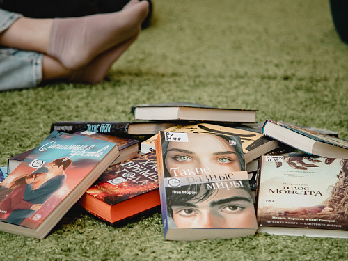 Встречи подросткового книжного клуба «Кто вообще это читает?»