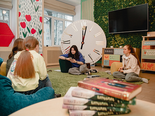 Встречи подросткового книжного клуба «Кто вообще это читает?»