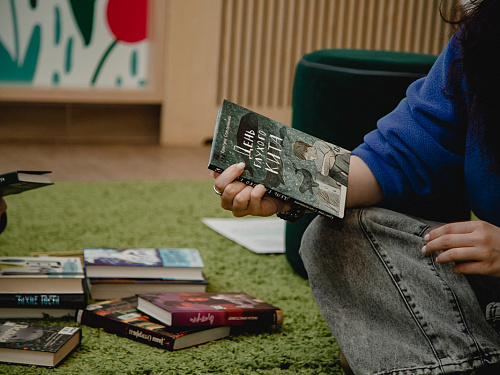 Встречи подросткового книжного клуба «Кто вообще это читает?»