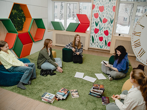 Встречи подросткового книжного клуба «Кто вообще это читает?»