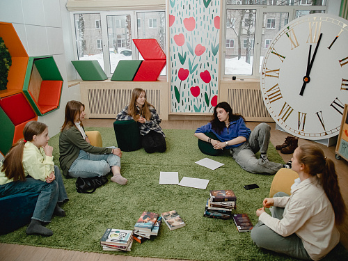 Встречи подросткового книжного клуба «Кто вообще это читает?»