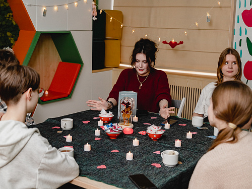 Встречи подросткового книжного клуба «Кто вообще это читает?»